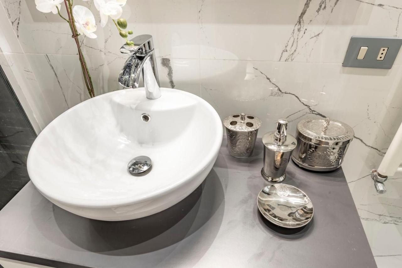 Trevi Luxury Apartment Jacuzzi Rome Bagian luar foto